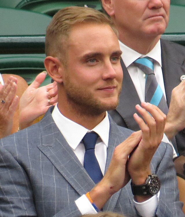 Ravindra Jadeja shaking hands with Ben Stokes during India vs England 4th Test 2025 at Old Trafford.